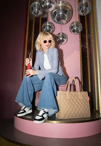 Sitzende Frau mit Tasche.png